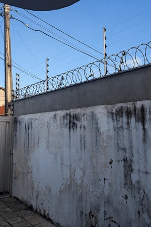 Instalação de cerca elétrica com concertina realizada pela Força e Luz no bairro Capim Macio, em Natal RN.