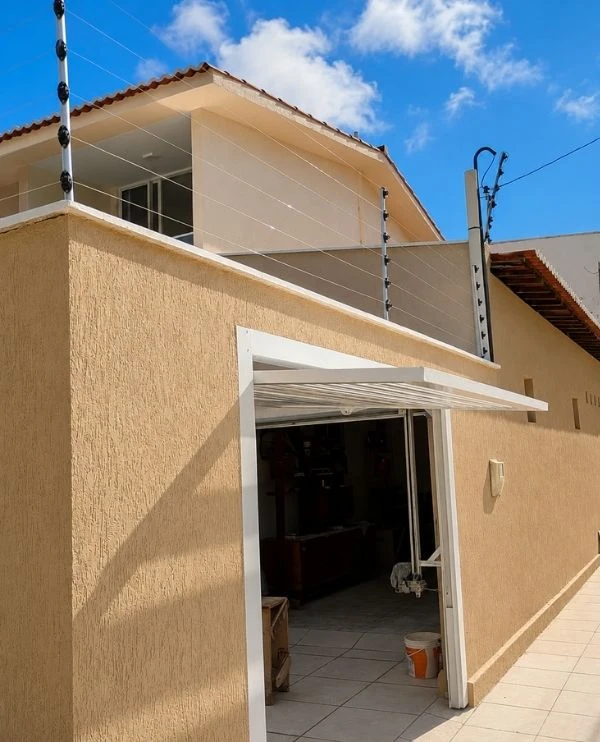 Instalação de cerca elétrica residencial realizada pela Força e Luz no bairro Capim Macio, Natal - RN.
